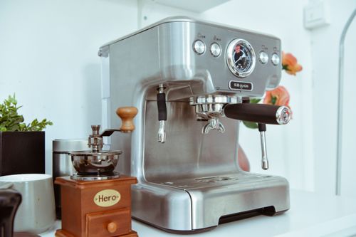 我喜歡喝意式咖啡,最近想買臺咖啡機,請問半自動咖啡機和全自動咖啡機的區(qū)別是什么